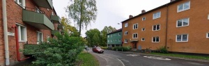 Torsten Alms Gata i Aspudden, byggt av allmännyttiga Stockholmshem och Familjebostäder på 40-talet. Idag ett attraktivt område med närhet till grönområden. Jag bor i en omvandlad bostadsrättsförening men är själv inflyttad efter omvandlingen.